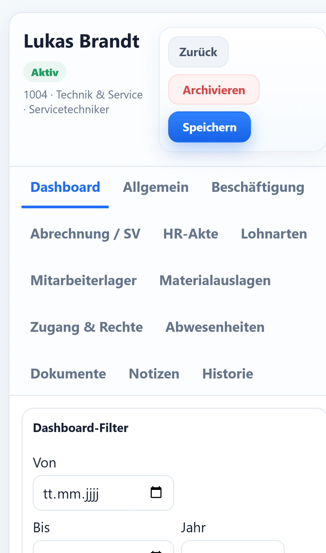 Die Personalakte von Lukas Brandt auf dem Telefon: im Kopf der Status Aktiv und die Zeile 1004 &middot; Technik & Service &middot; Servicetechniker mit den Schaltflächen Zurück, Archivieren und Speichern, darunter die dreizehn Reiter von Dashboard über Lohnarten, Mitarbeiterlager und Zugang & Rechte bis Historie, dann der Dashboard-Filter.