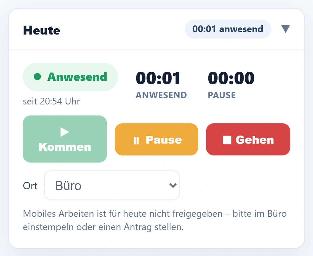 Die Stempeluhr von urqivo auf dem Telefon: grüne Pille „Anwesend“, seit 20:54 Uhr, 00:01 anwesend und 00:00 Pause; „Kommen“ ist gesperrt, „Pause“ und „Gehen“ stehen zur Wahl.